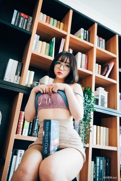 Son Ye-Eun - Librarian Girl